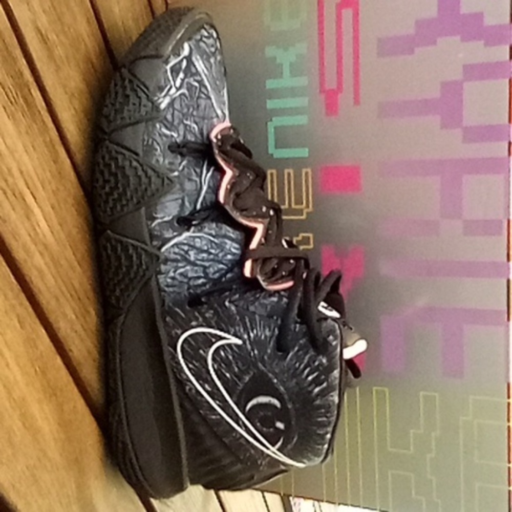 Kyrie Hybrid S2 EP "WHAT THE"